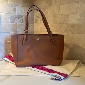 Tory Burch Small York Buckle Tote in Brown